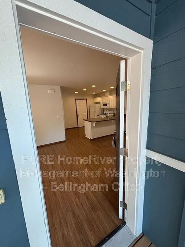 3 bed, 2.0 bath, 1080 sqft, $2,295 — Photo 3
