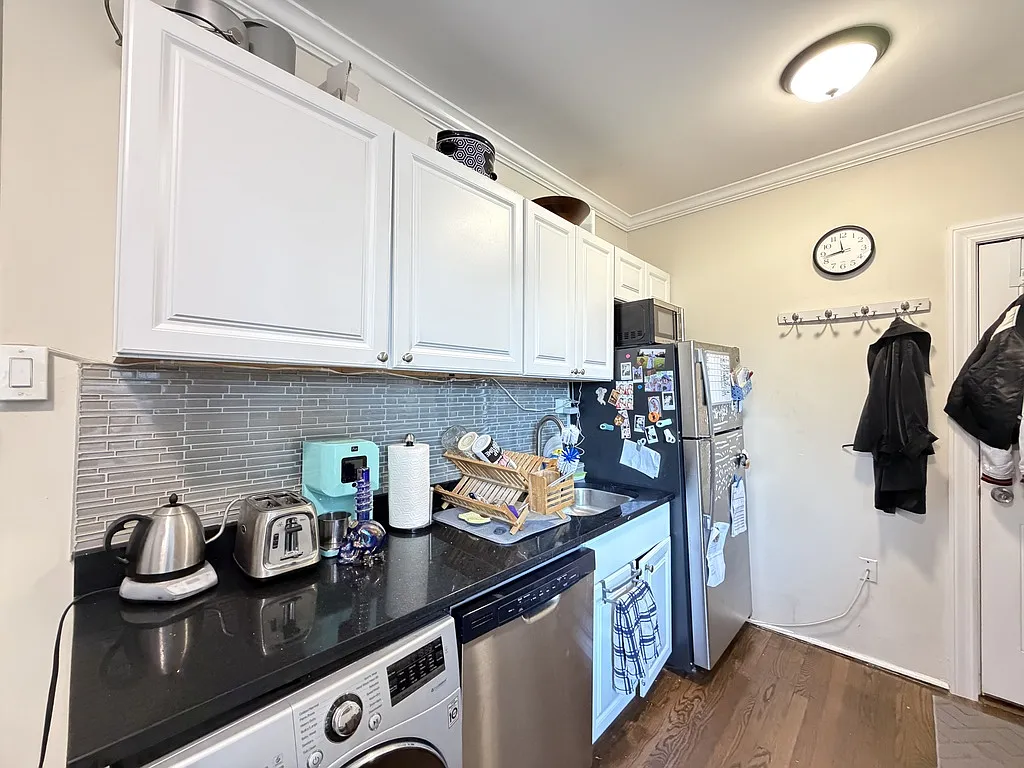 Great 1 Bed, 1 Bath at Roscoe + Broadway (Lakeview) — Photo 4
