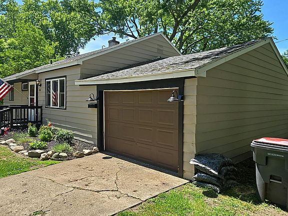2nd image of 746 Hiways Ave