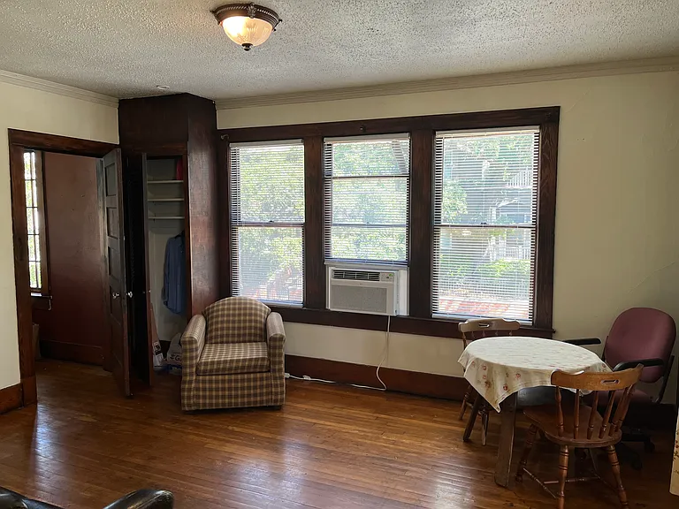 217 W La Rua St — Photo 3
