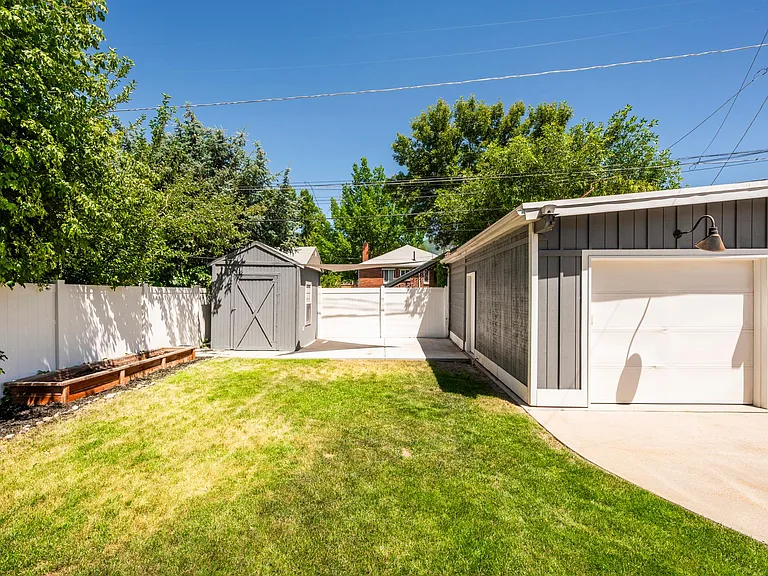 2545 S Filmore St E — Photo 29