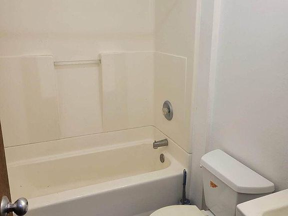 3rd image of 3200 Maple Ave #116