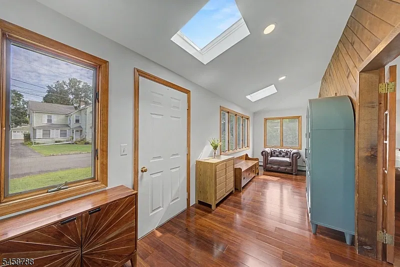 4 bed, 2.0 bath, $4,100 — Photo 4