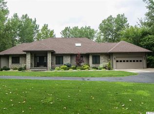 14 Truman Dr, East Dubuque, IL 61025