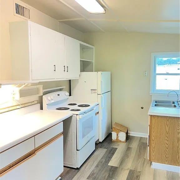 3907 Woodlawn St — Photo 8
