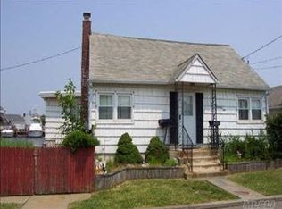 974 S 4th St, Lindenhurst, NY 11757