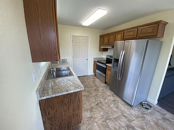 Beautiful Kitchen, new stainless steel appliances, and granite countertops.