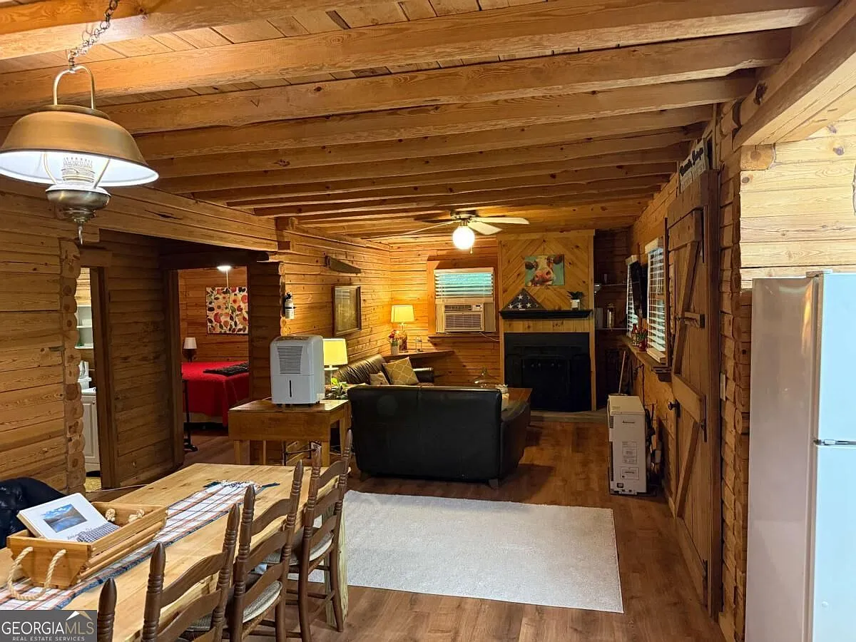 2 bed, 1.0 bath, 904 sqft, $1,800 — Photo 3