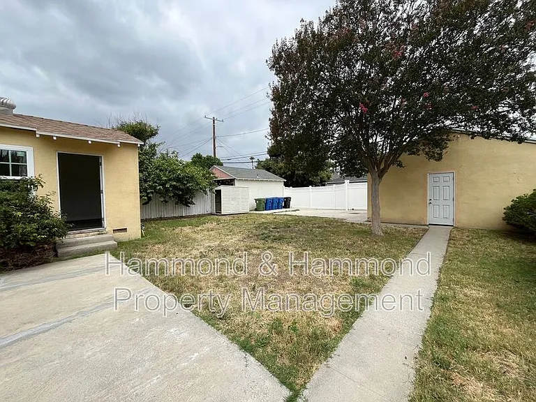 18003 Saticoy St — Photo 23
