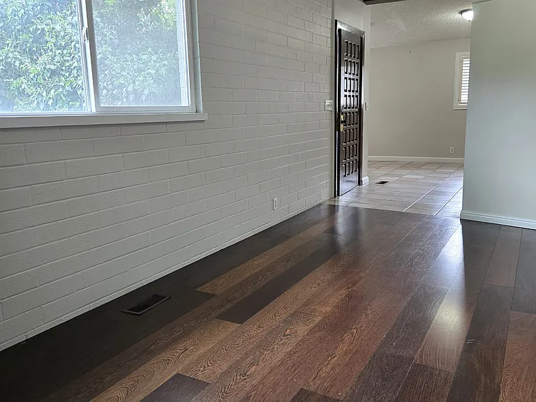 2564 E Wren Rd — Photo 2