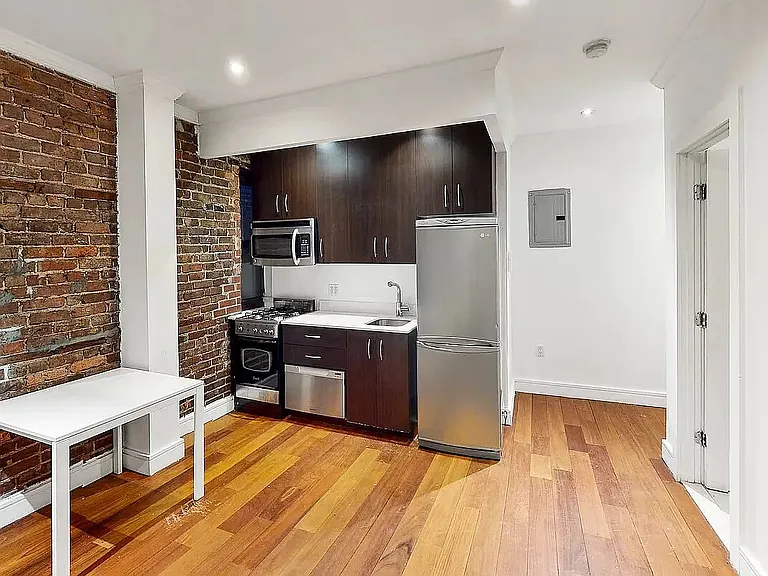 120 E 4th St #D — Photo 2