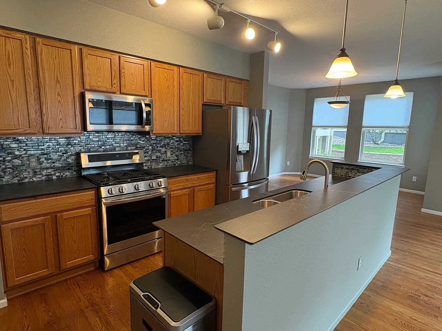 2 bed, 2074 sqft, $2,900 — Photo 4