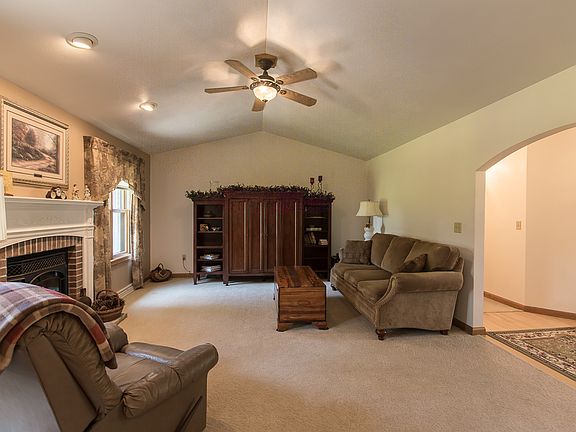 Living Room-vaulted ceiling