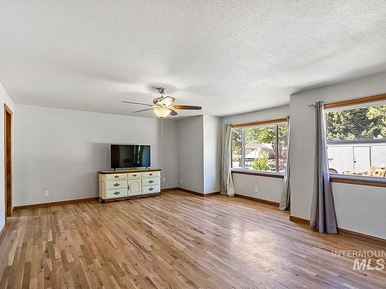 221 E State Ave — Photo 4