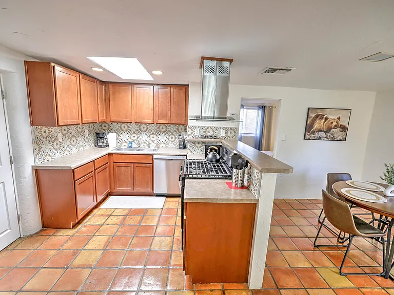 2805 E Lee St — Photo 7