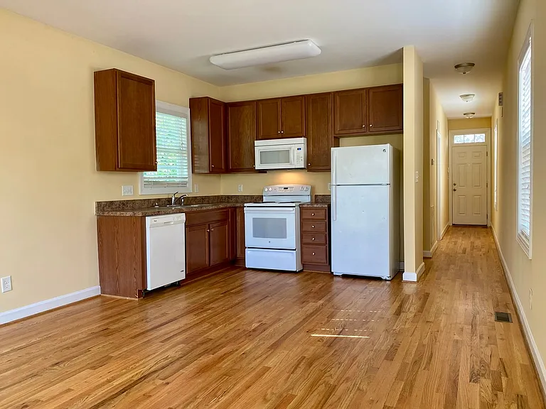 3921 Lexington Dr — Photo 5