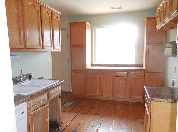 5th image of 17117 Greenbay Ave