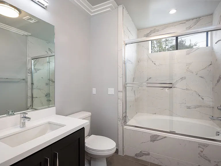 1350 Roxbury Dr — Photo 9