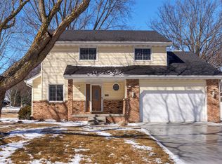 1716 NW 108th St, Clive, IA 50325