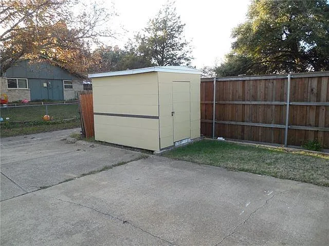900 Acadia Dr — Photo 11