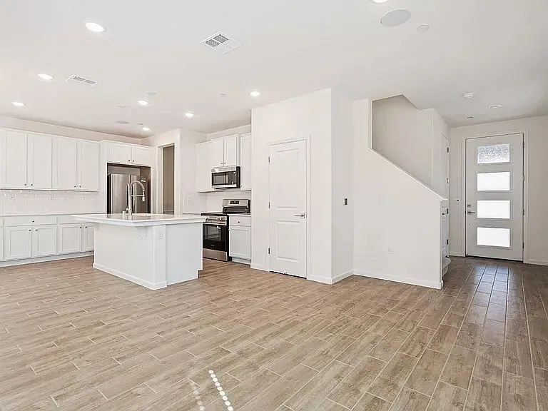 3 bed, 1651 sqft, $2,550 — Photo 2