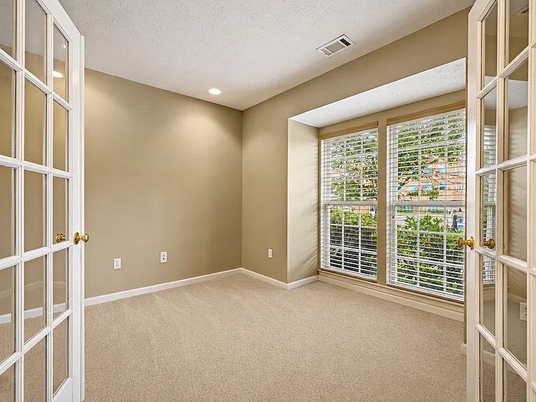 208 Village Pl — Photo 4