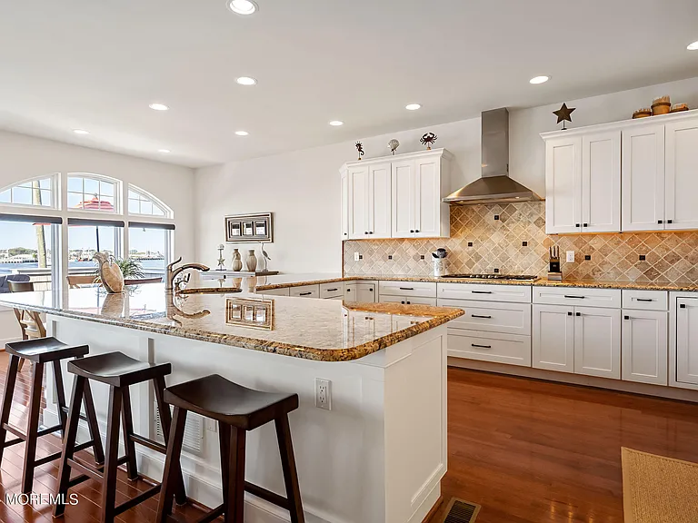 556 Riverside Dr — Photo 19