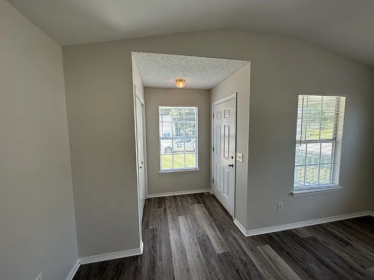 1306 Crescent St — Photo 3