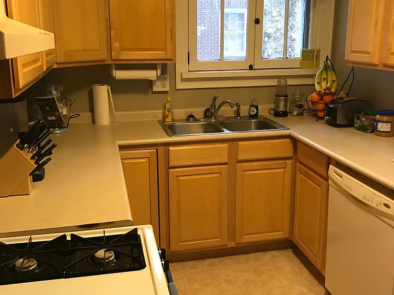 Kitchen with lots of storage (gas range / oven).