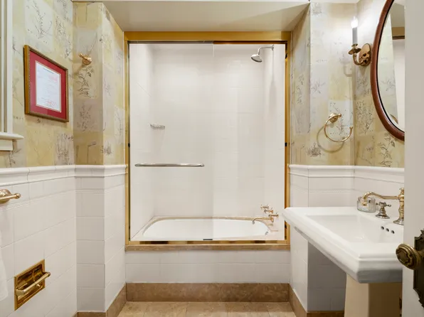 151 Central Park West image 17 of 18