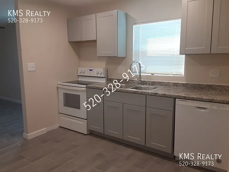 2447 N Santa Rita Ave — Photo 16