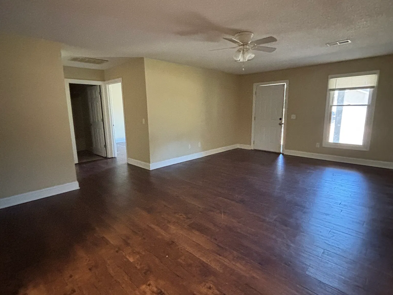 3 bed, 1200 sqft, $1,350 — Photo 2