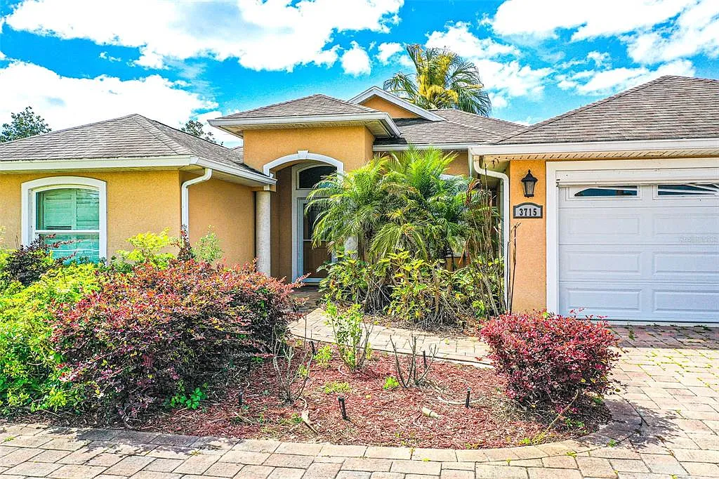 3 bed, 2.0 bath, 1742 sqft, $2,000 — Photo 1