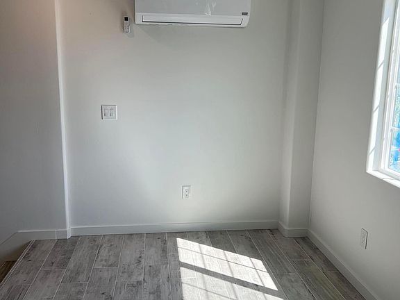 2nd image of 521 Summerhill Dr