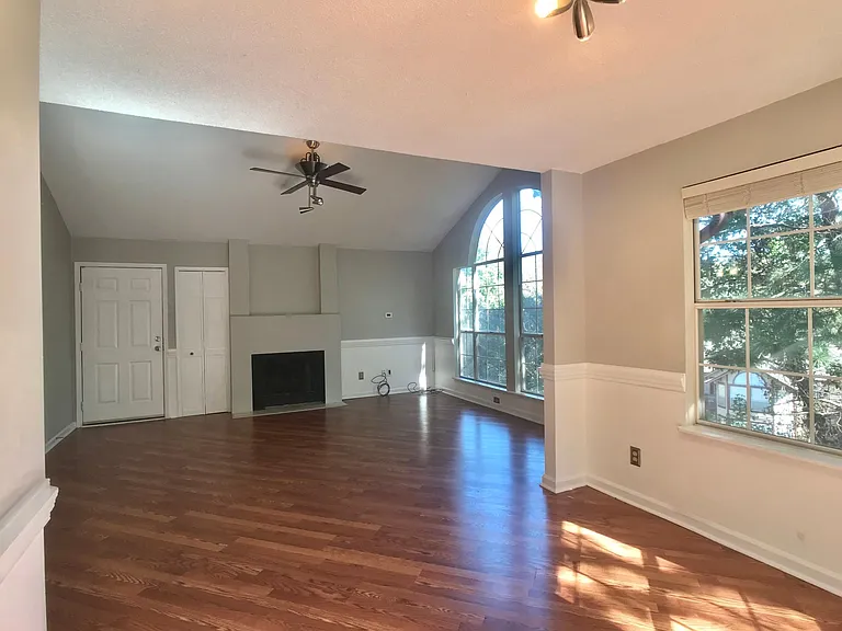 Livingroom with gas fireplace