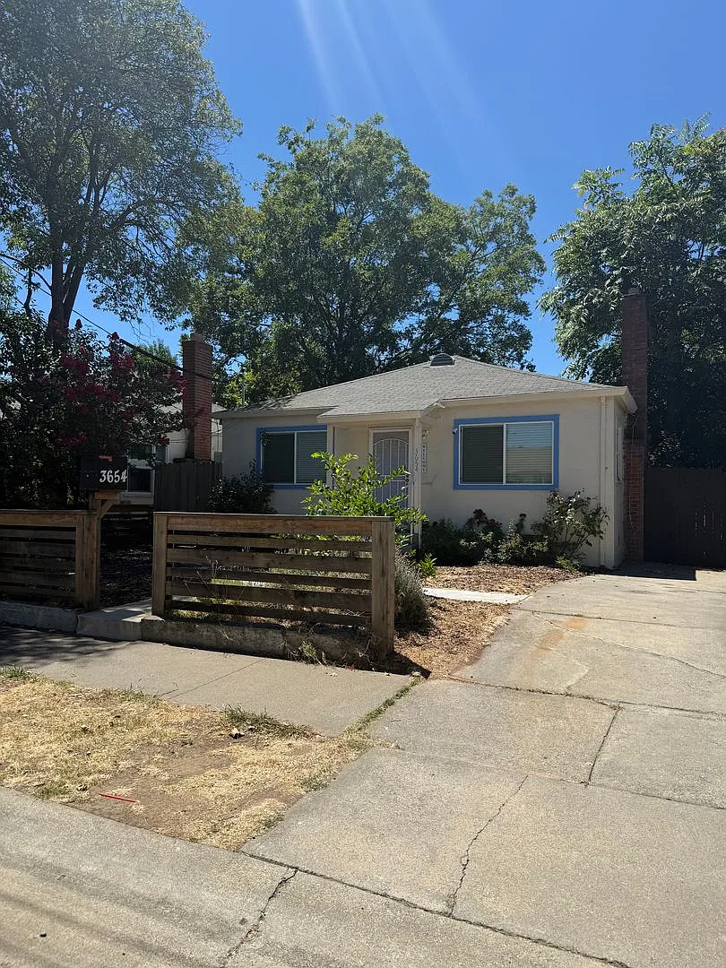 4 bedroom | 2 bathroom | Single family home in Tahoe Park — Photo 2