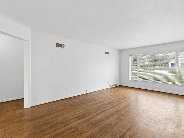 1108 Larchmont Ln — Photo 9