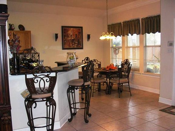 Counter-Breakfast Area