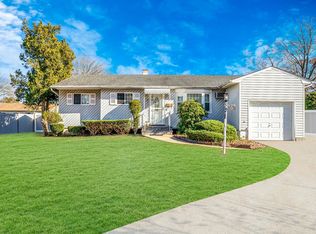 5 Gem Ct, Brentwood, NY 11717