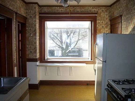 4th image of 226 W Illinois St #1