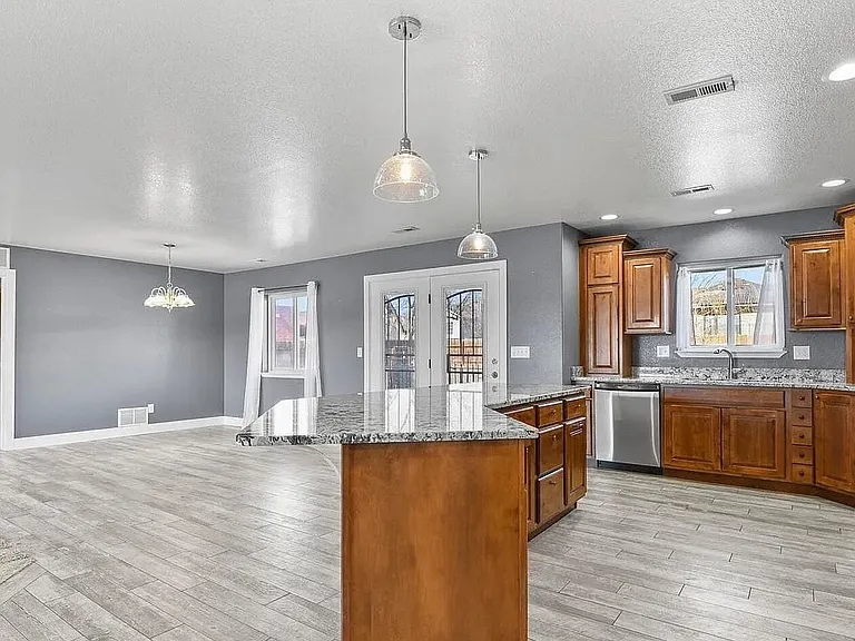 573 W Archer Plz — Photo 6