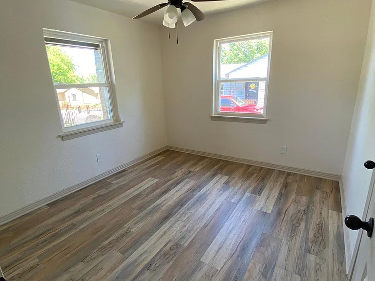 2512 Burton Ave — Photo 14