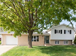 3005 Saint Anne Dr, Dubuque, IA 52001
