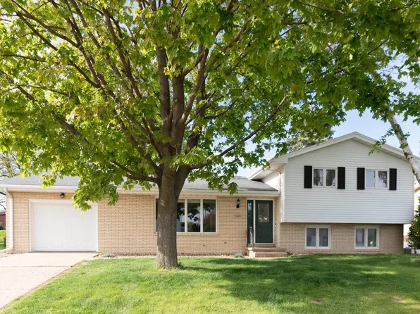3005 Saint Anne Dr, Dubuque, IA 52001