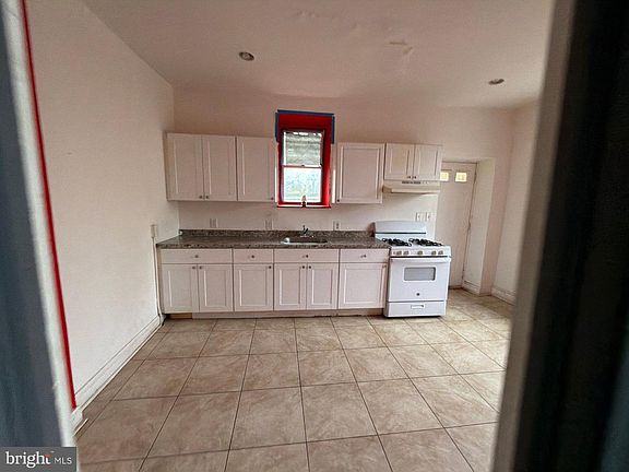 3rd image of 800 W 11th St