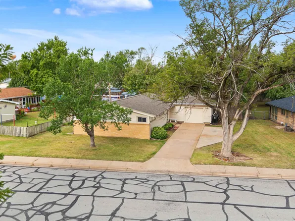 3216 Canterbury Dr, Salina, KS 67401