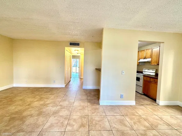 710 Meadows Cir, Boynton Beach, FL 33436