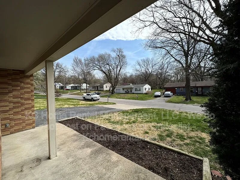 3 bed, 1.0 bath, 1048 sqft, $1,395 — Photo 4