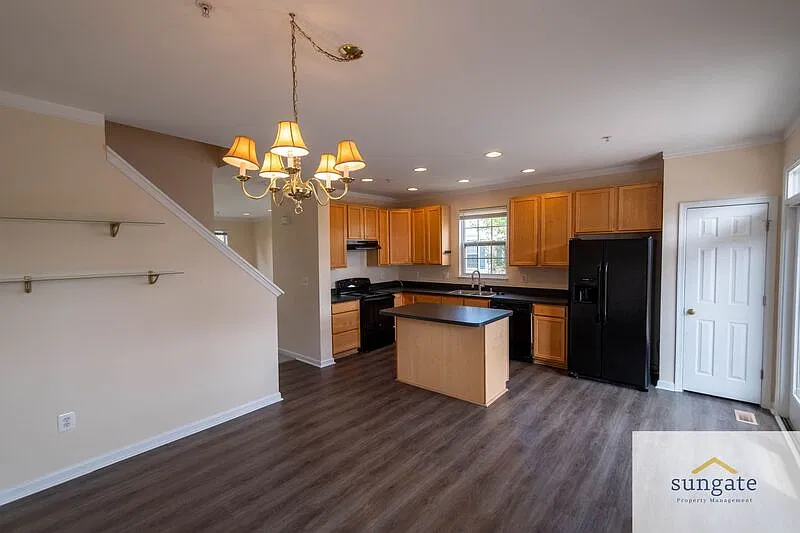4 bed, 2.5 bath, 1920 sqft, $2,450 — Photo 2