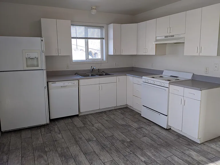 560 N Grand Ave #C — Photo 5